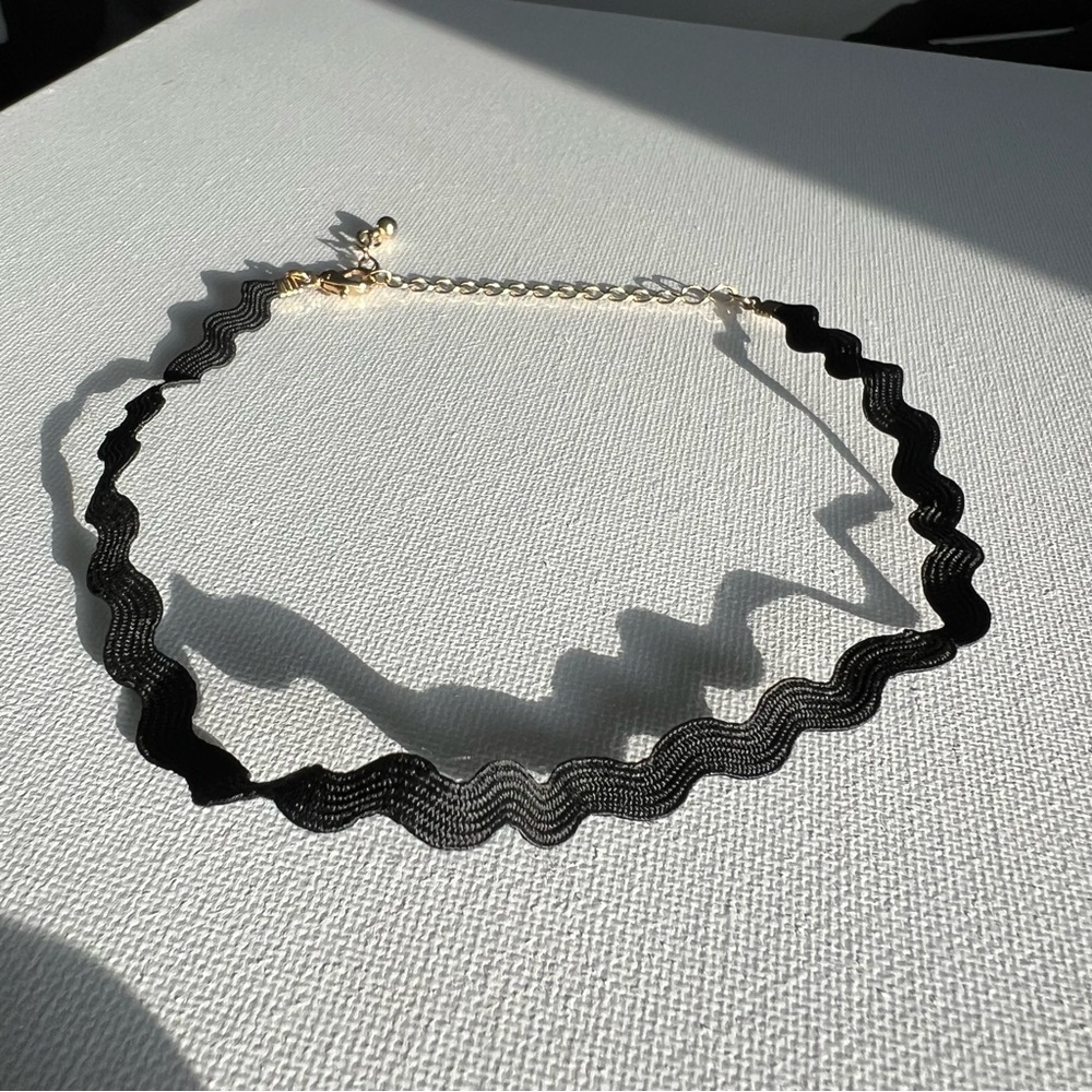 Black Zigzag Chocker